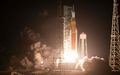 「アルテミス」計画第1弾として米フロリダ州ケネディ宇宙センターから打ち上げられるオリオン宇宙船を搭載したロケット「スペース・ローンチ・システム（SLS）」（2022年11月16日提供）。(c)AFP PHOTO / JOEL KOWSKY / NASA