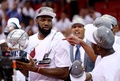 13-14NBAプレーオフ・イースタンカンファレンス決勝（7回戦制）第6戦、マイアミ・ヒート（Miami Heat）対インディアナ・ペイサーズ（Indiana Pacers）。試合後、トロフィーを手にするマイアミ・ヒートのグレッグ・オデン（Greg Oden、2014年5月30日撮影）。(c)AFP/Getty Images/Mike Ehrmann