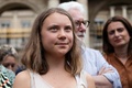 仏パリの国務院前で、環境NGO「大地の蜂起（SLT）」の解散命令に抗議するデモに参加するスウェーデンの環境活動家グレタ・トゥンベリさん（中央、2023年6月21日撮影）。(c)AFP
