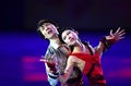 ソチ冬季五輪、フィギュアスケート・エキシビションの演技に臨むホウ清（Qing Pang、クィン・パン）/トウ健（Jian Tong、ジャン・トン）組（2014年2月22日撮影）。(c)AFP/JOHN MACDOUGALL