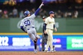 24MLB、ミルウォーキー・ブルワーズ対ロサンゼルス・ドジャース。3回に2点本塁打を放ち喜ぶロサンゼルス・ドジャースのムーキー・ベッツ（2024年8月12日撮影）。(c)Stacy Revere/Getty Images/AFP