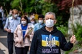 東京都内の教会で行われたウクライナ正教会の「枝の主日」の礼拝で、外を歩く人（2022年4月17日撮影）。(c)Philip FONG / AFP