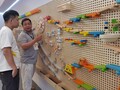 第２１回国際玩具・教育設備展覧会で展示された「遊べる壁」（2023年10月17日撮影）。(c)Xinhua News