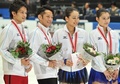 フィギュアスケート、地域対抗戦のジャパンオープン（Japan Open 2013）。優勝を飾り、表彰式に臨む日本の（左から）小塚崇彦（Takahiko Kozuka）、高橋大輔（Daisuke Takahashi）、浅田真央（Mao Asada）、村上佳菜子（Kanako Murakami、2013年10月5日撮影）。(c)AFP/KAZUHIRO NOGI