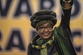 南アフリカ・ヨハネスブルクで開かれた与党・アフリカ民族会議（ANC）の会合に出席したウィニー・マンデラさん（2017年12月16日撮影）。(c)AFP PHOTO / MUJAHID SAFODIEN
