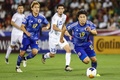 サッカーU-23アジアカップ決勝、日本対ウズベキスタン。ボールを運ぶ細谷真大（右、2024年5月3日撮影）。(c)KARIM JAAFAR / AFP