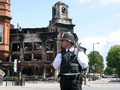 英ロンドン（London）北部のトッテナム（Tottenham）で若者が警官に射殺された事件をきっかけに6日に発生した暴動は、8日夜から9日未明にかけて市内および郊外各地に広がり、ロンドンは混乱の様相を呈している。さらに暴動は、中部バーミンガム（Birmingham）やリバプール（Liverpool）にも飛び火。デービッド･キャメロン（David Cameron）は非常事態に対処するため、伊トスカーナ（Tuscany）での休暇を切り上げ、英国に向かっている。

　ロンドンとその郊外では南部クロイドン（Croydon）、ペッカム（Peckham）、ルイシャム（Lewisham）、クラパム（Clapham）、東部ハックニー（Hackney）、北部カムデン（Camden）、西部イーリング（Ealing）などで、若者らが路上に繰り出し、建物への放火や店舗の略奪を行っており、機動隊が収拾にあたっているが、各地で放火による火の手があがっている。

　一方、バーミンガムでも8日未明、市内中心部で若者らが店舗の窓ガラスを割ったり略奪するなどして87人が逮捕された。また同市の警察署が放火で炎上したという。リバプールでも駐車車両が放火され、同市警察は「路上における、いかなる暴力行為も容認できない」との声明を出し、暴動に厳しく臨む姿勢をみせている。

写真はトッテナムで、放火で炎上し骨組みが向きだしになったビル（2011年8月8日撮影）。(c)AFP/  Ki Price