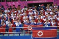 第17回アジア競技大会（17th Asian Games、Asiad）サッカー男子決勝、韓国対北朝鮮。声援を送る北朝鮮の応援団（2014年10月2日撮影）。(c)AFP/PRAKASH SINGH