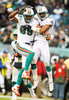 インターセプトを成功させDEジェイソン・テイラー（%%Jason Taylor%%）と歓喜するドルフィンズのジェイソン・アレン（%%Jason Allen%%、左）。(c)AFP/Getty Images Al Bello