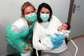 手袋で触れるわが子…新型ウイルス陽性の女性が無事出産 スペイン