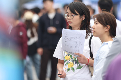 雇用市場は変動にもかかわらず安定を維持