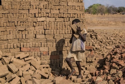 世界の児童労働、20年ぶりに増加 コロナで悪化の恐れ