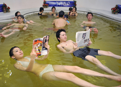 浮いたまま読書もできます、「箱根小涌園ユネッサン」の死海風呂