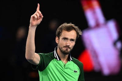 メドベージェフ「誇らしい」 ズベレフに逆転勝ちで決勝進出 全豪OP