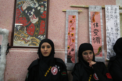 イラン女性に「忍術」が人気？華麗な技を披露