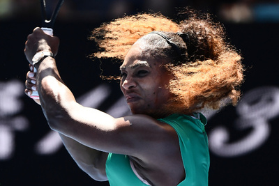 セレーナ、女性の平等求めて一致団結訴える