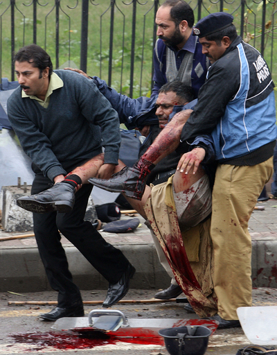 パキスタンのラホールで自爆テロ、警官ら26人死亡