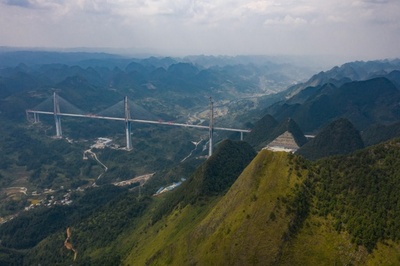 世界最高のコンクリート斜張橋「平塘特大橋」橋桁つながる 貴州