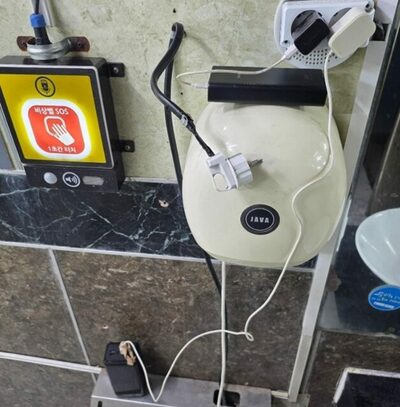 韓国の公衆トイレでキャンプ客が無断充電…非常ベルの電源まで抜かれた疑い、批判殺到