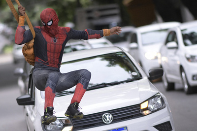 【今日の1枚】車道で宙に舞うスパイダーマン、ブラジル