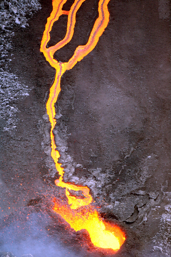 インド洋の仏レユニオン島で火山噴火