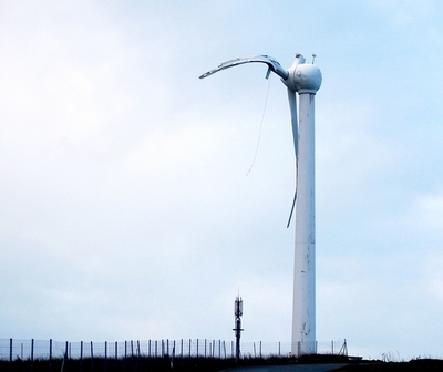 嵐で風車ポッキリ、仏風力発電所
