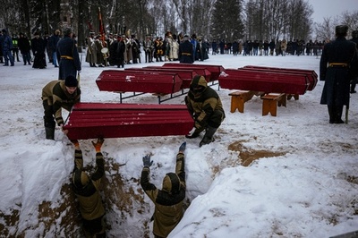 ナポレオン退却から200余年…仏ロ兵士らの遺骨を軍葬