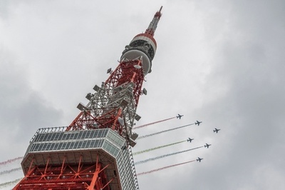 パラ開幕直前 ブルーインパルスが都内飛行