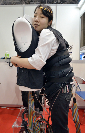 自分をハグできる大発明？電通大の「センスロイド」