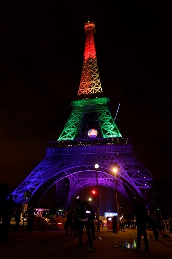 世界各地の名所が虹色に 米ゲイクラブ銃乱射の犠牲者追悼