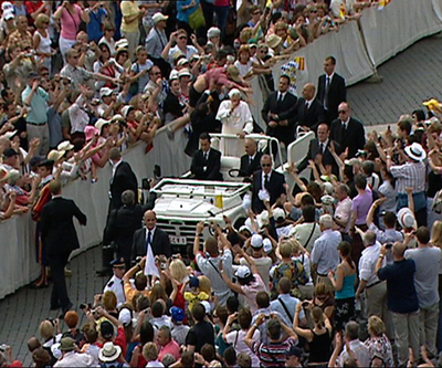 ローマ法王の車へ飛び乗り未遂の男、精神病棟で治療中