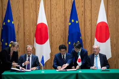 日本とEU、経済連携協定に署名 「保護主義に立ち向かう」