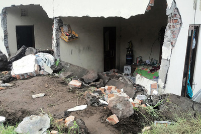 バリ島で豪雨による地滑り発生、子ども3人含む12人死亡