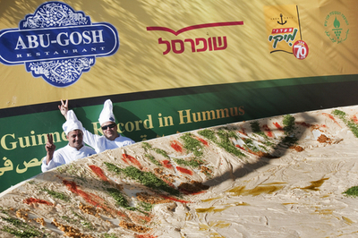 イスラエルのアラブ系村、伝統料理「フムス」の世界記録を達成 ライバルのレバノン破る
