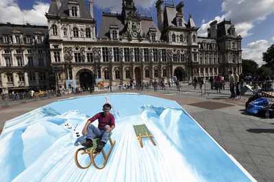パリ市庁舎前でそり遊び？E・ミューラー氏のだまし絵