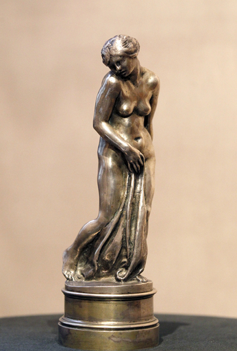 作者不詳の銀の女性像、「愛人モデルのロダン作品」と仏鑑定家