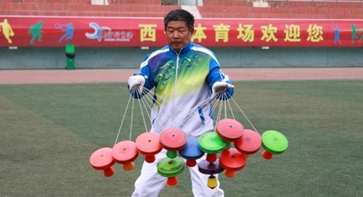 愛好者300人が競うコマ回し大会 中国・青海