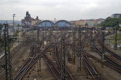 列車衝突させイスラム教徒の犯行と偽装、70歳男を逮捕 チェコ