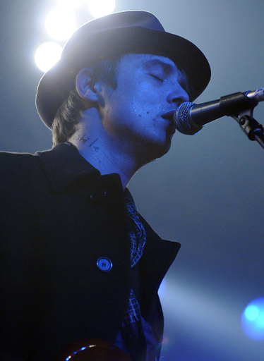 英バンド、ベイビーシャンブルズ　中止したコンサートを再開