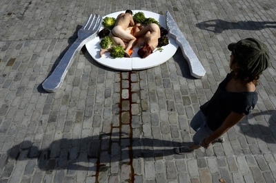 「肉食は残忍」、皿に盛り付けられて抗議　スペイン