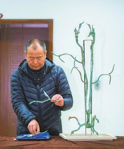 よみがえった三星堆三号神樹 四川省