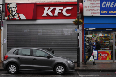英のKFCファンに悲鳴…鶏肉遅配で700店舗超が休業