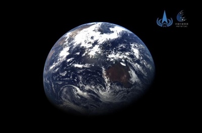 中国の惑星探査機「天問2号」撮影の地球と月の画像が公開