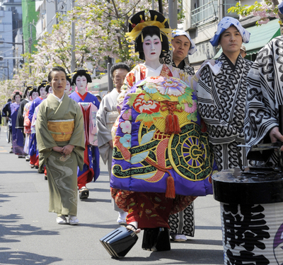 「おいらん道中」あでやかに、浅草