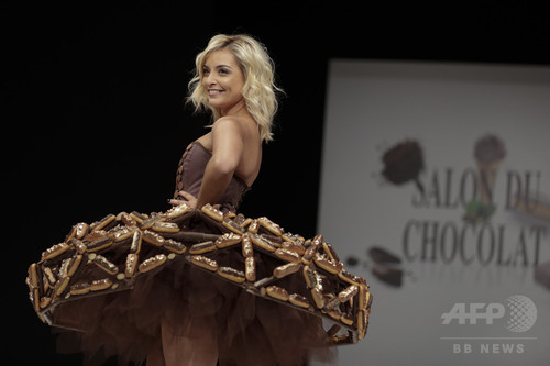仏パリで、チョコレートドレスのファッションショー 仏パリで、チョコレートドレスのファッションショー