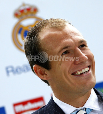 レアル マドリード ロッベンとエインセの入団会見を行う 写真16枚 ファッション ニュースならmode Press Powered By Afpbb News