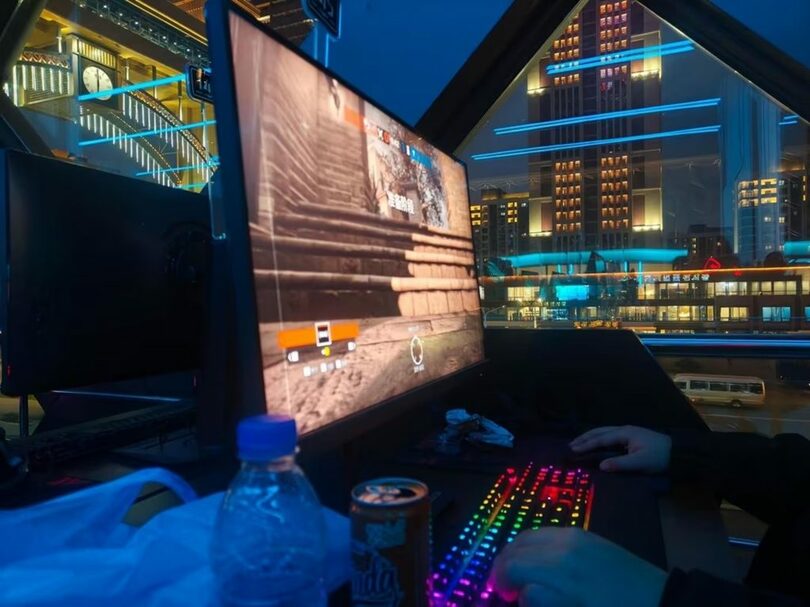 2025年、平壌・和盛地区の「火星コンピューター娯楽館」で、FPSゲーム『カウンターストライク2』をプレイする北朝鮮の若者＝X(c)news1