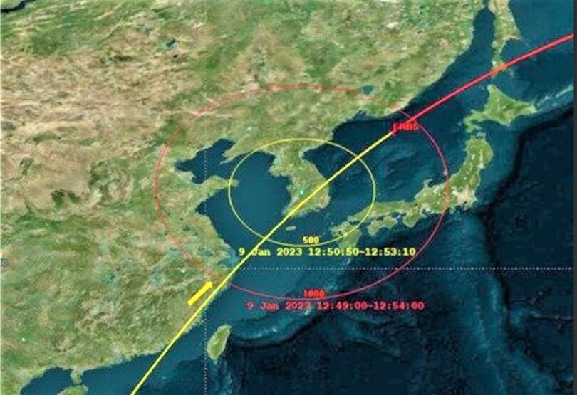 米地球観測衛星の朝鮮半島での通過予測軌跡と、大田（テジョン）を中心とした半径500km（黄色）と1000km（赤色）範囲（科学技術情報通信省提供）(c)news1