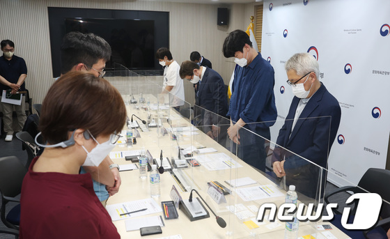 7月29日、ウェブトゥーン作家、チャン・ソンラク氏の死に際して黙とうをささげるウェブトゥーン関係者（文化体育観光省提供）(c)news1