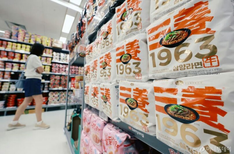ソウル市内の大型スーパーに並ぶ三養食品の商品 (c)MONEYTODAY
